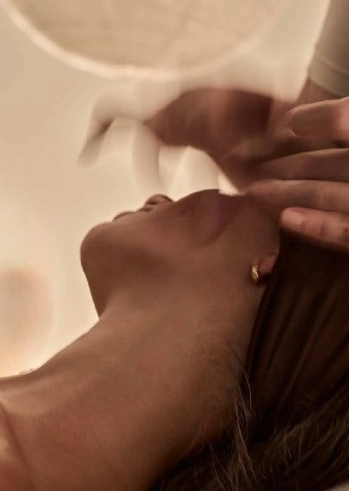 Gezichtsmassage tijdens een Bucca Facial