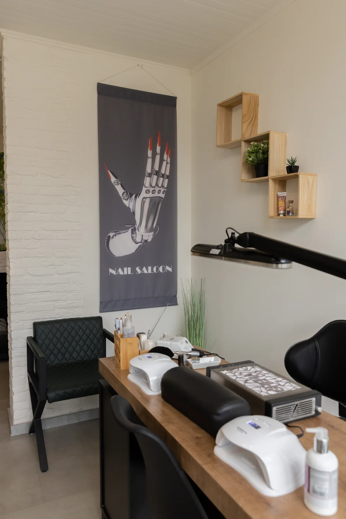 Het interieur van Nail Saloon in Ledeberg
